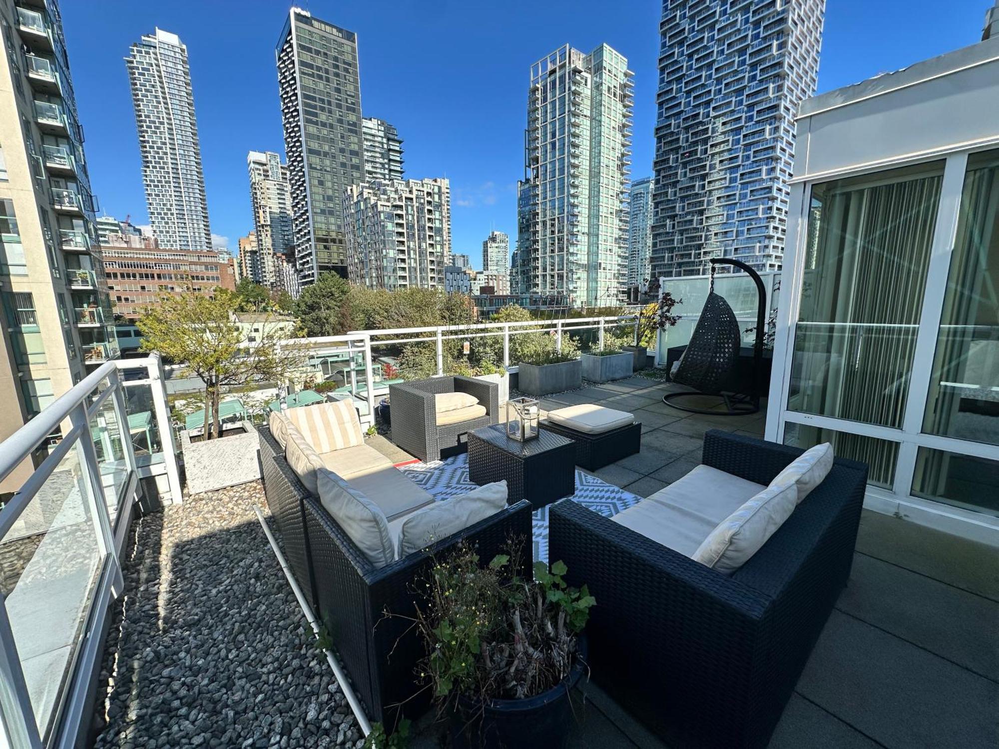 Penthouses Of Beach Ave Vancouver Exterior photo