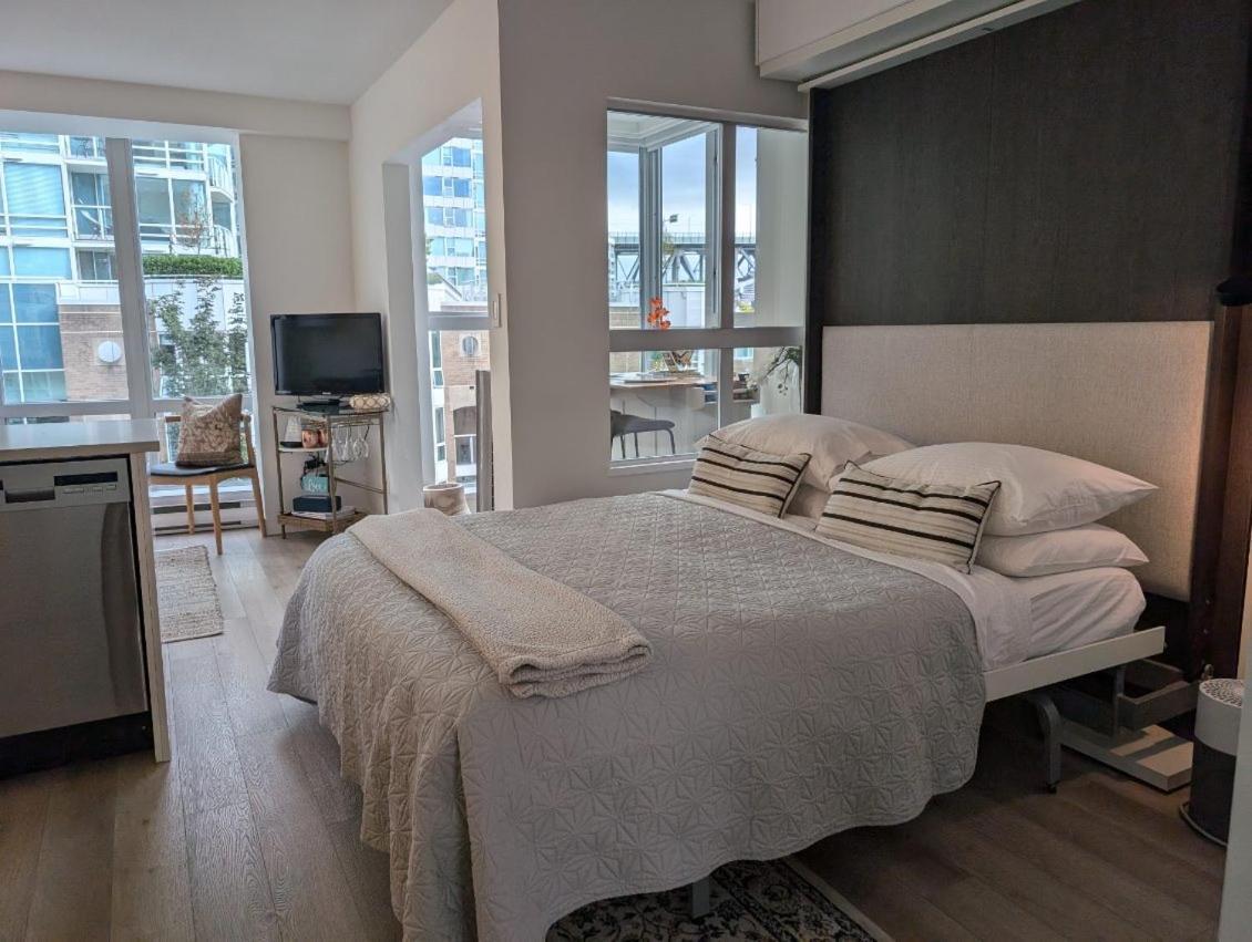 Penthouses Of Beach Ave Vancouver Exterior photo