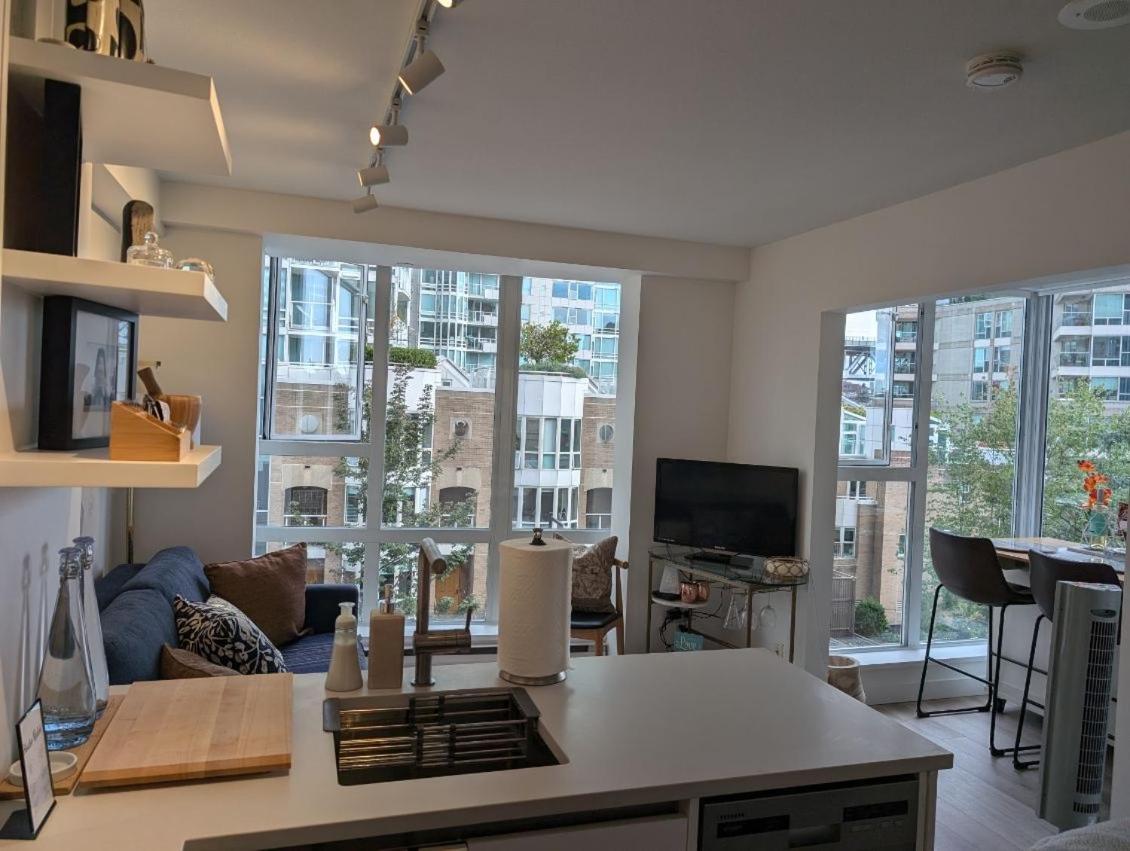 Penthouses Of Beach Ave Vancouver Exterior photo
