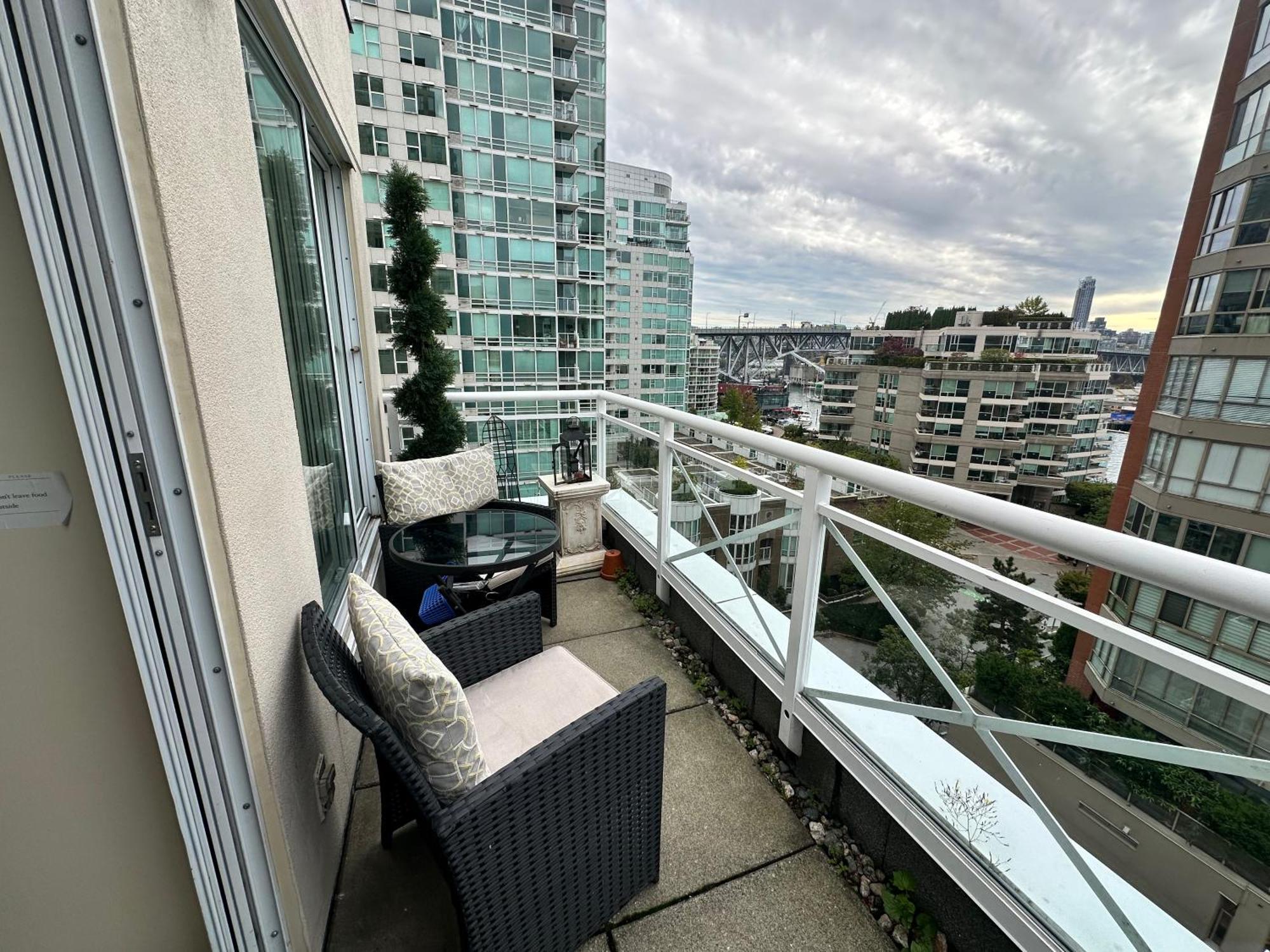 Penthouses Of Beach Ave Vancouver Exterior photo